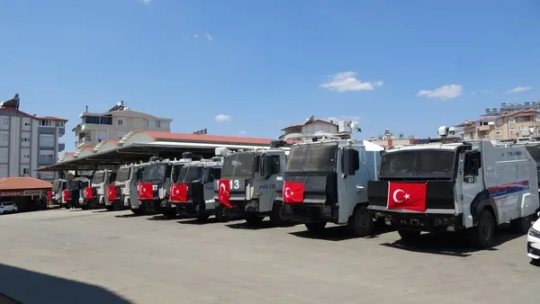 Antalya’da görevli TOMA’lar çiçekler ve alkışlarla uğurlandı