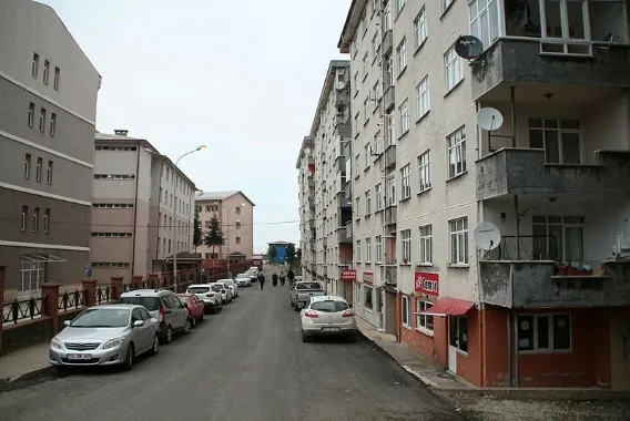 Rize'nin 'Pisa' kulelerinde tehlikeli yaşam! Yan yatan evlerde ucuz kiraya oturuyorlar - 1