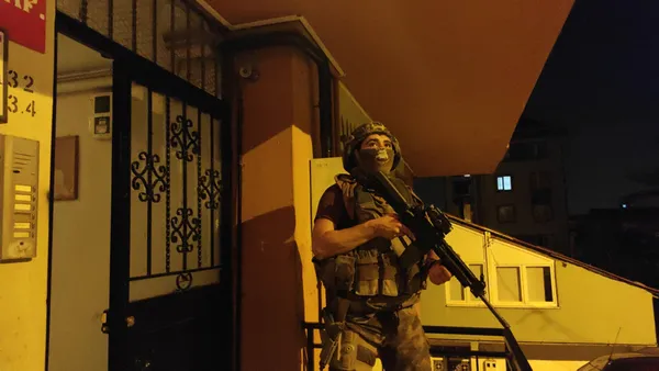 son-dakika-istanbul-merkezli-3-ilde-deas-operasyonu-32-kisi-gozaltina-alindi-1624409425625.jpg Son dakika: İstanbul merkezli 3 ilde DEAŞ operasyonu: 32 kişi gözaltına alındı