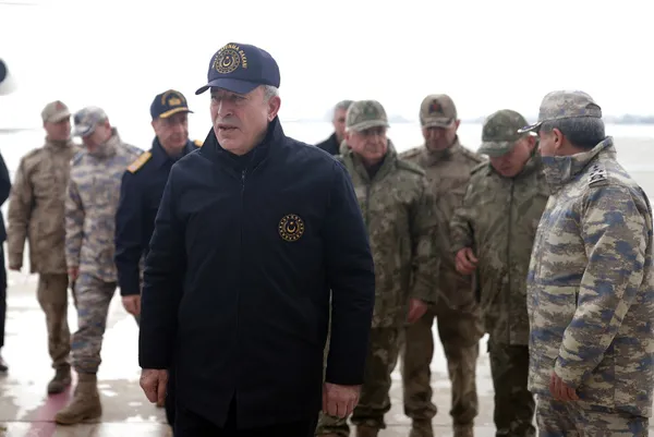 Milli Savunma Bakanı Hulusi Akar ve komuta kademesi Irak sınırında! Pençe-Kilit’te 480 terörist öldürüldü