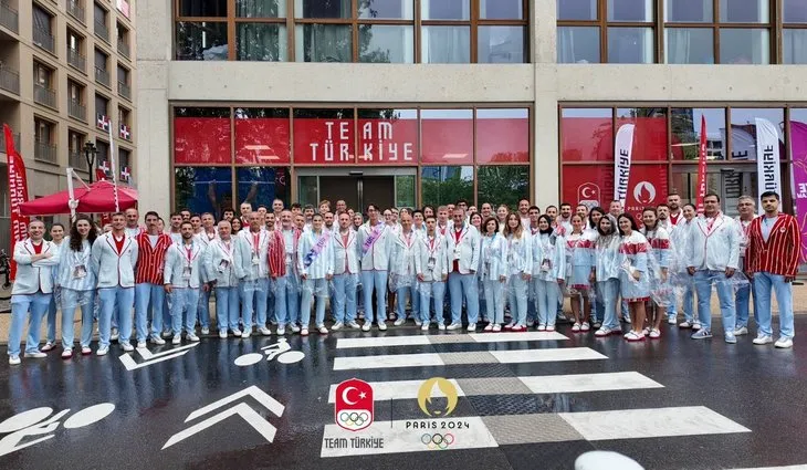 Paris'te millilerimiz sahnede! Ay yıldızlı bayrağımız geçit yaptılar | Törenden guru dolu anlar