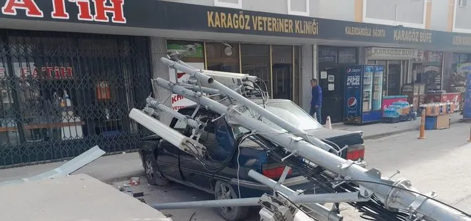 Konya’da rüzgardan kopan baz istasyonu direği 5. kattan otomobilin üzerine düştü, düşme anı kameraya yansıdı