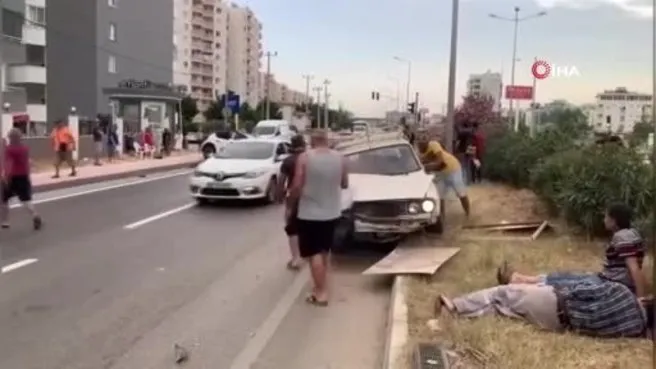 Mersin’de 3 kişinin yaralandığı trafik kazası kamerada