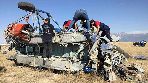 Son dakika: Marmaris'teki yangına gidiyordu! Yangın söndürme helikopteri iniş yaparken düştü - 1