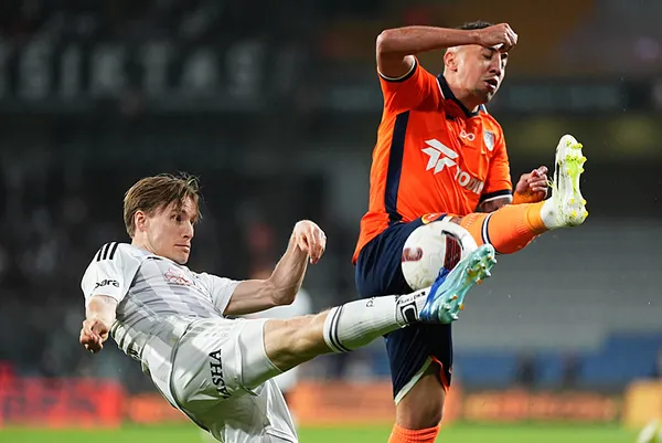 canli-basaksehir-besiktas-canli-anlatim-basaksehir-besiktas-maci-ilk-11leri-1712255981796.jpg Beşiktaş son dakikada yıkıldı! Kara Kartal zorlu deplasmanda Başakşehir ile yenişemedi - 3