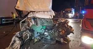 Kamyonet park halindeki tıra çarptı: 1 ölü 1 yaralı