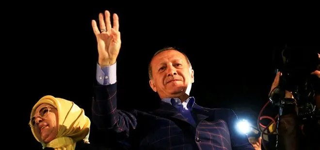 Cumhurbaşkanı Erdoğan balkonda zafer konuşması yaptı