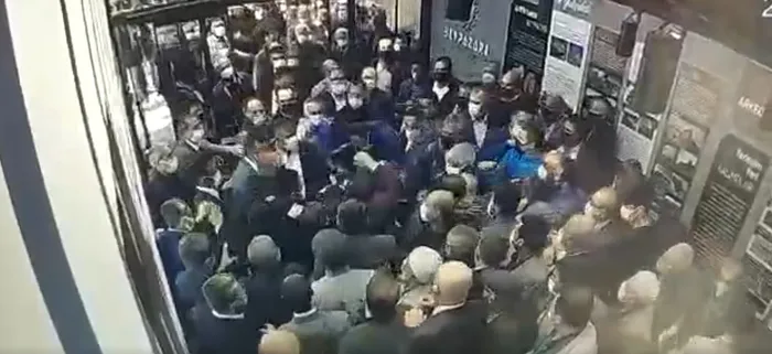 Kitre bebek vurgununda yeni perde: Mansur Yavaş’ın korumaları soru soran gazeteciyi yumrukladı! İşte vandallığın görüntüleri