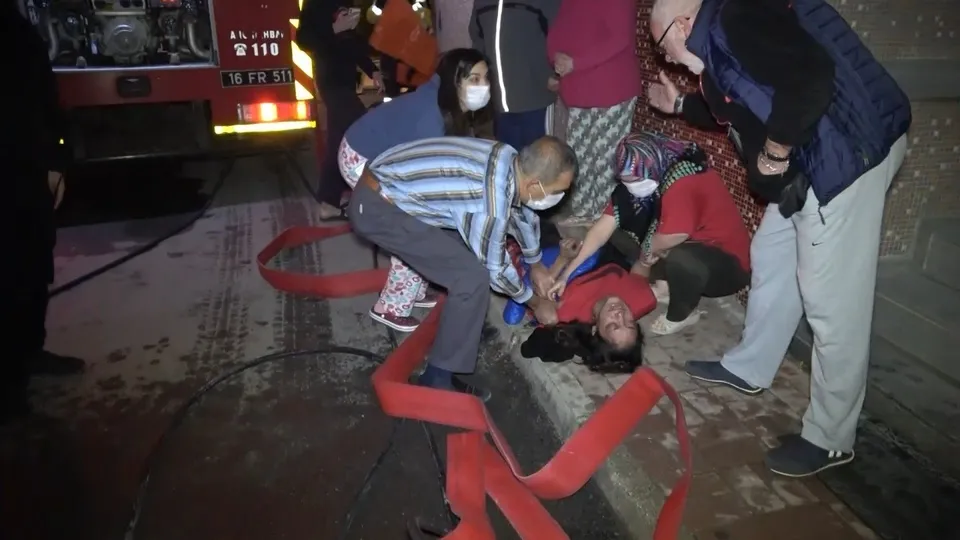 Yangın çıkan evde alevlere kapılmamak için bunu yaptı! Hayat kurtaran hareket