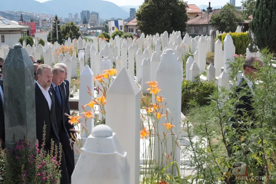 Başkan Erdoğan, Aliya İzzetbegoviç'in kabrini ziyaret etti 21