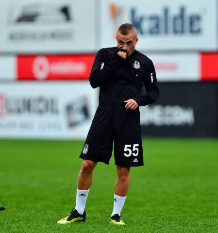 Beşiktaş'ta kadroya giremeyen Gökhan Töre Galatasaray'a mı transfer oluyor? - 1