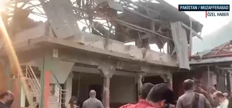 A HABER HİNDİSTAN’IN VURDUĞU BİNANIN ÖNÜNDE