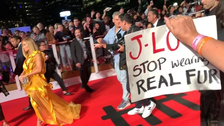 Jennifer Lopez yeni filminin Hustlers’ın galasında protesto edildi