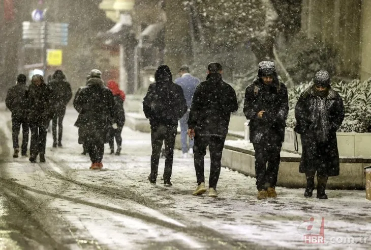 İstanbul beyaz örtüyle kaplandı! Ulaşımda aksama | Vali Yerlikaya uyardı: Zorunlu olmadıkça trafiğe çıkmayın