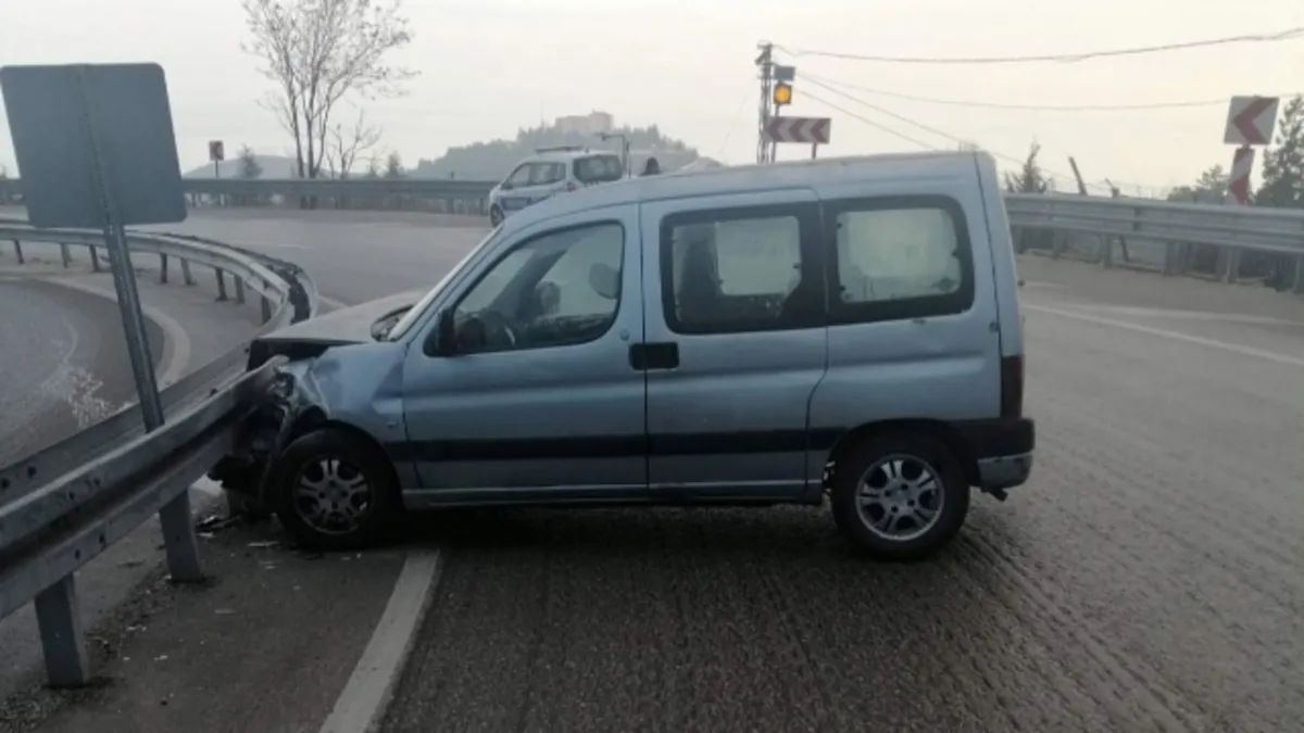 Isparta'da kontrolden çıkan araç bariyerlere çarptı: 2 yaralı
