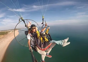 Paramotora binen küçük çocuk uyuyakaldı! O anlar kamerada...