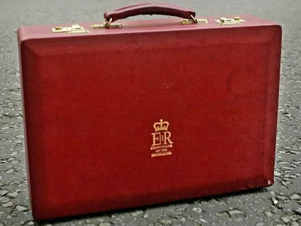 Kral 3. Charles mesaiye başladı! Kraliçe 2. Elizabeth’in kırmızı kutusunu devraldı | Herkes içinde ne olduğunu merak ediyor