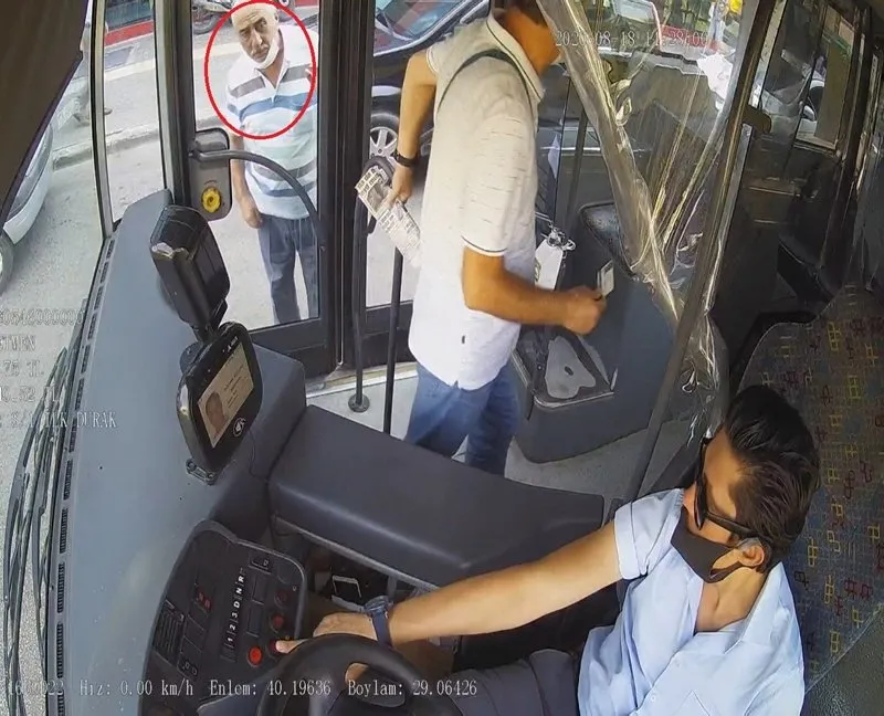 yasli adam seyir halindeki otobusun