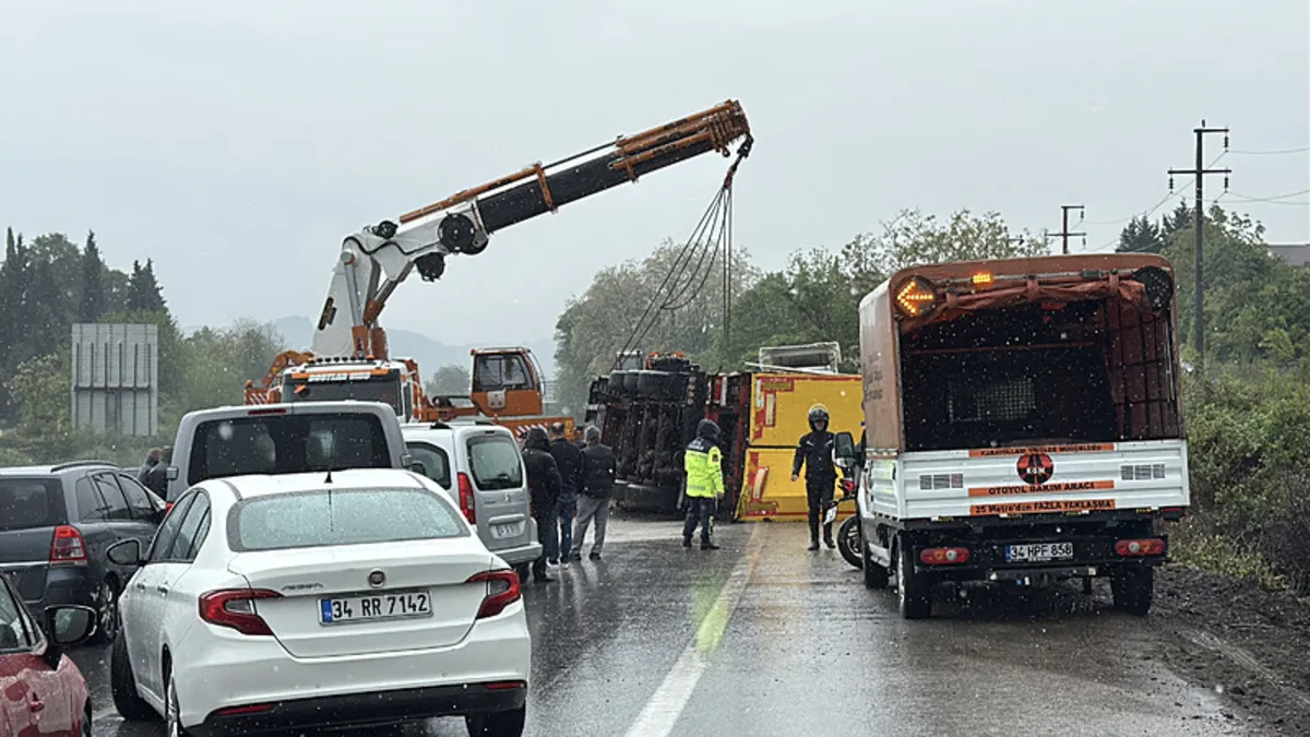 Anadolu Otoyolu Sakarya mevkisinde zincirleme kaza: 4 araç birbirine girdi