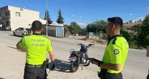 Motosiklet ile kamyonet çarpıştı: 1 yaralı