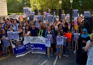 Tesettür mayo yasağı Londra'da protesto edildi