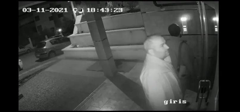 FETÖ’cü binbaşıların ‘hacamat’ yalanı! Polisin evde arama yaptığı sırada zili çalınca yakalandılar