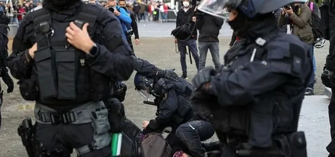 Alman polisi göstericileri darbetti