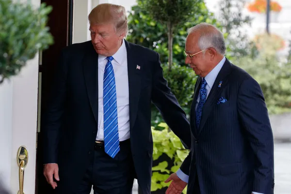 trumpin-basi-gizli-belge-ile-dertte-evindeki-baskinda-bulundu-en-az-700-sayfa-1661282444258.jpg Trump'ın başı 'gizli belge' ile dertte: Evindeki baskında bulundu en az 700 sayfa - 4