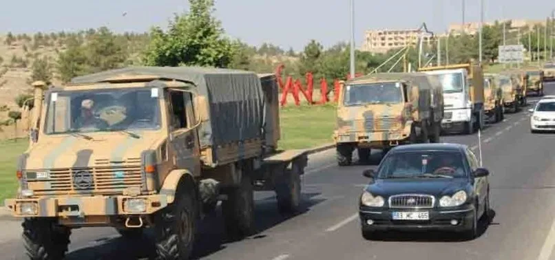 Onlarca askeri araç sınıra sevk ediliyor