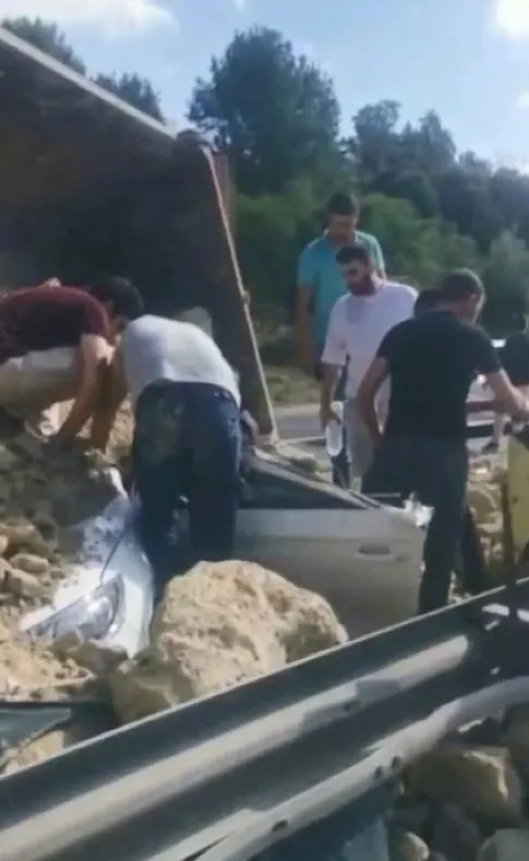 temde-kamyon-aracin-uzerine-devrildi-1658997774964.jpg TEM'de kamyon aracın üzerine devrildi - 4