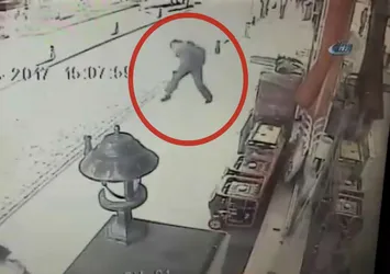 Yolda yürürken başına tuğla düştü!