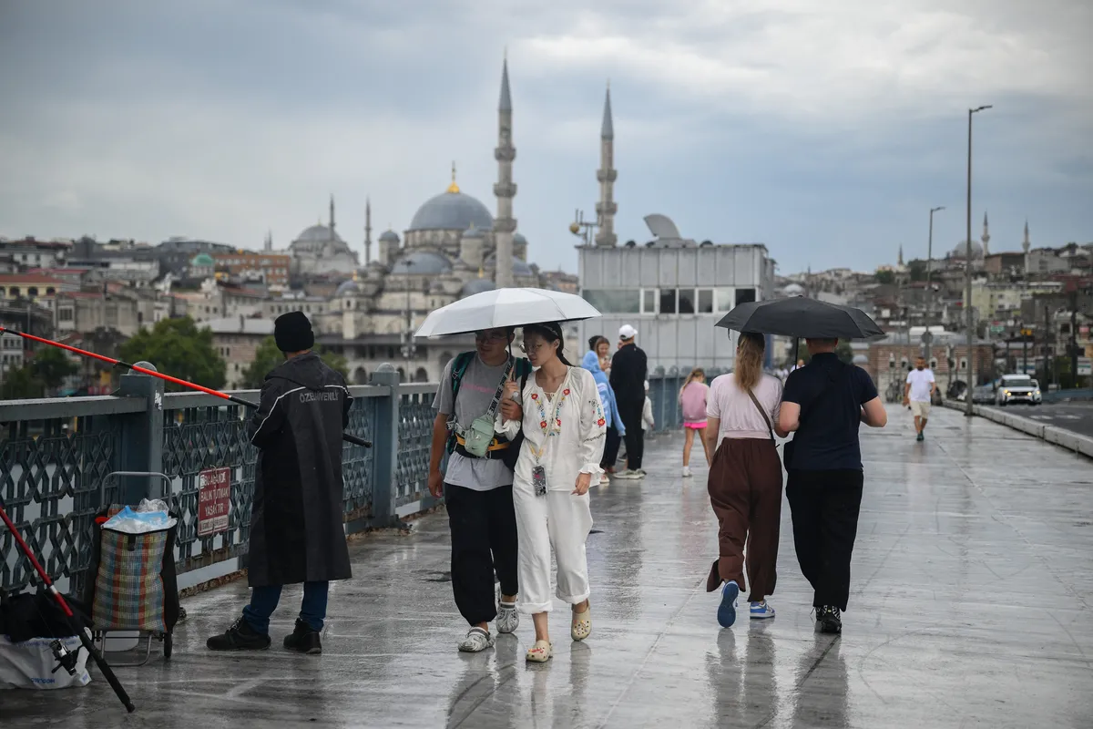 17-eylul-hava-durumu-kuvvetli-yagis-firtina-ve-sel-uyarisi-1789626994844.jpg Marmara’nın doğusunda gün boyunca aralıklı yağış görülürken İstanbul’daki geçişlerin önceki güne göre daha hafif olması bekleniyor.