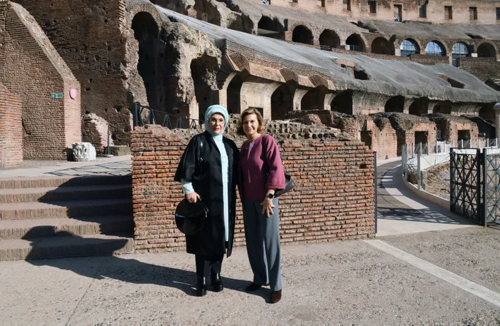 Son dakika: Emine Erdoğan, G-20 Liderler Zirvesi'nin yapıldığı Roma'da lider eşleriyle bir araya geldi