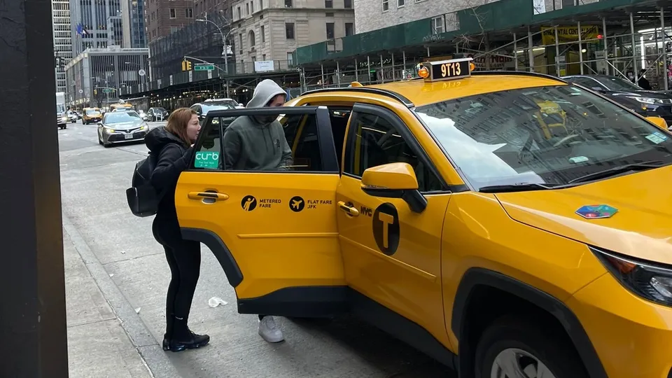 Canavar Eylem Tok ve katil oğlu Timur Cihantimur New York'ta güle oynaya gezdi! Aci ailesinin 'gülümseme' isyanı