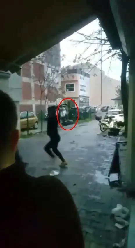 sakaryada-yabanci-uyruklu-sahislar-birbirine-girdi-kavgada-semsiye-bicak-ve-sopalar-konustu-1637742711795.jpg Sakarya’da yabancı uyruklu şahıslar birbirine girdi! Kavgada şemsiye, bıçak ve sopalar konuştu - 3