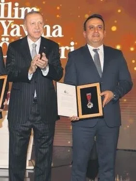 Ödüllü Prof. Dr. Mehmet Zahmakıran’ın vatan sevdası! Babasını dinledi Türkiye kazandı!