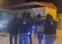 Taksinin bagajından 2 kaçak göçmen çıktı