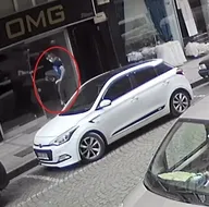 Şaşırtan görüntü! Telefona sinirlenince...