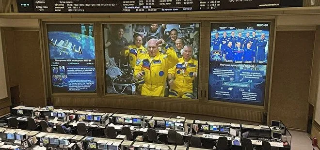 Rus kozmonotlar Ukrayna bayrağının renklerini taşıyan tulum giydi