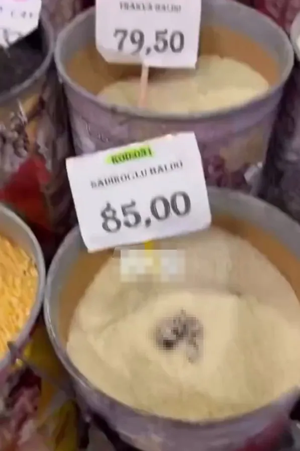 mersinde-skandal-goruntu-acikta-satilan-pirincte-kedi-diskisi-1776785787325.jpg Mersin’de skandal görüntü! Açıkta satılan pirinçte kedi dışkısı - 1