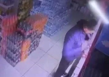 Marketi talan ettiler! Çaldıkları ürünleri elbiselerine sakladılar