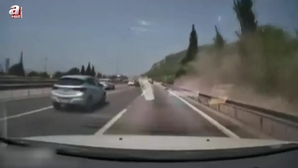 Kocaeli Körfez’de feci kaza kamerada! Bariyerlere girip takla attı