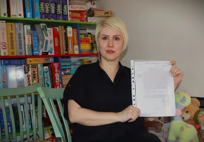 7-yasindaki-kizini-taciz-eden-sapigi-boyle-yakalatti-1713279130331.jpeg İzmir'de iğrenç olay! 'Olgun erkeklerden hoşlanır mısın?' mesajına kayıtsız kalmadı | Sosyal medyada 7 yaşındaki kızını taciz eden sapığı anne böyle yakalattı - 5