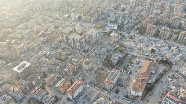 Asrın felaketinde 10 ili vuran deprem bölgelerindeki kamu çalışanları için genelge Resmi Gazete'de yayımlandı - 1