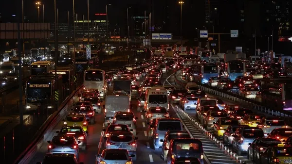 istanbul-kilit-trafik-yogunlugu-yuzde-90a-ulasti-1706111134538.jpeg İstanbul kilit! Trafik yoğunluğu yüzde 90'a ulaştı - 2