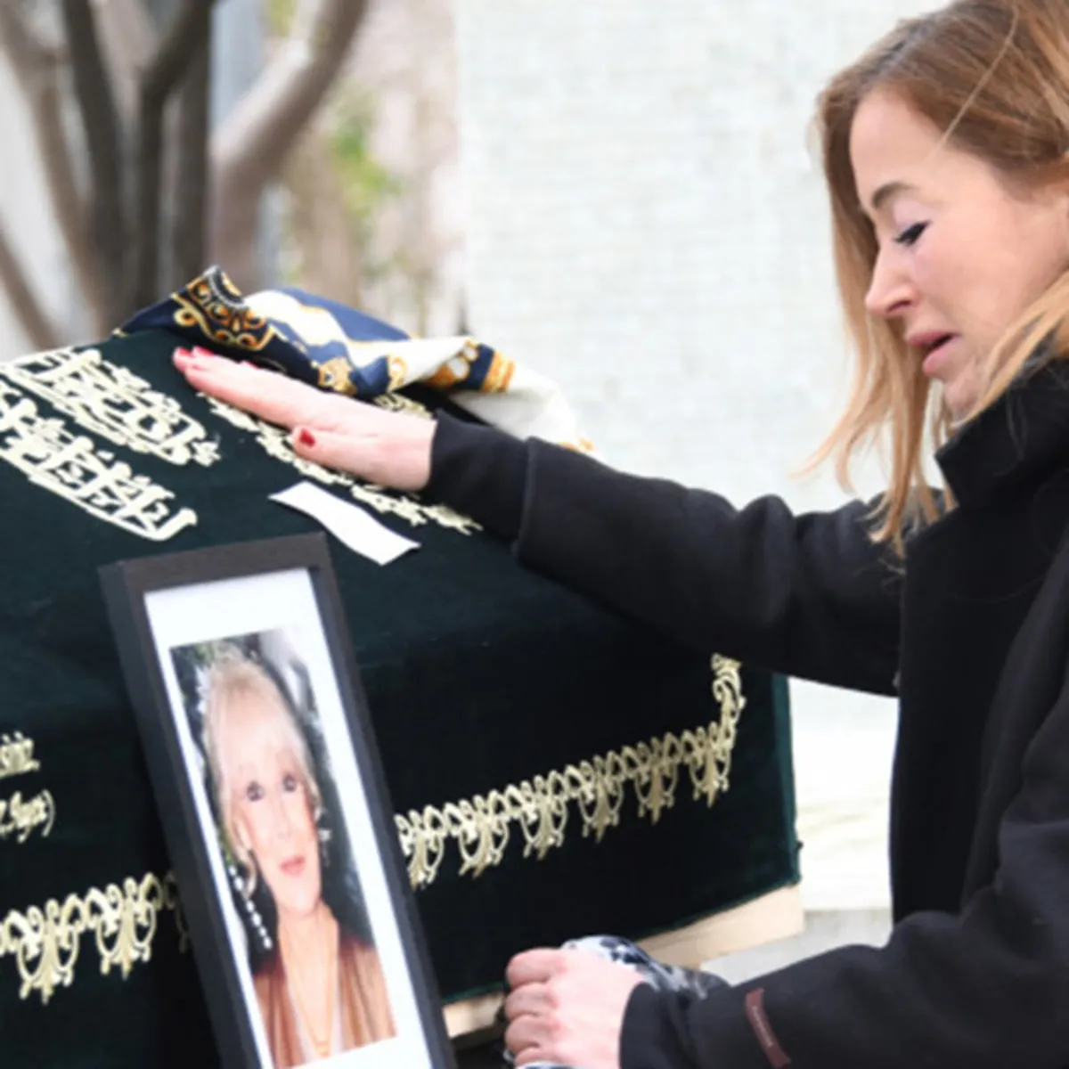 Selin Boronkay'ın Annesinin Mezarı Açıldı, Şüpheli Ölüm İddiası Soruşturuluyor