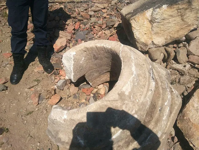 Aydın’da nehir kenarında parçalanmış tarihi eser bulundu
