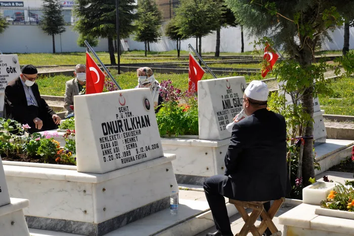 Bayramın ilk gününde şehitlikte duygu dolu anlar: Sen bana gelemedin ama ben sana geldim - 1