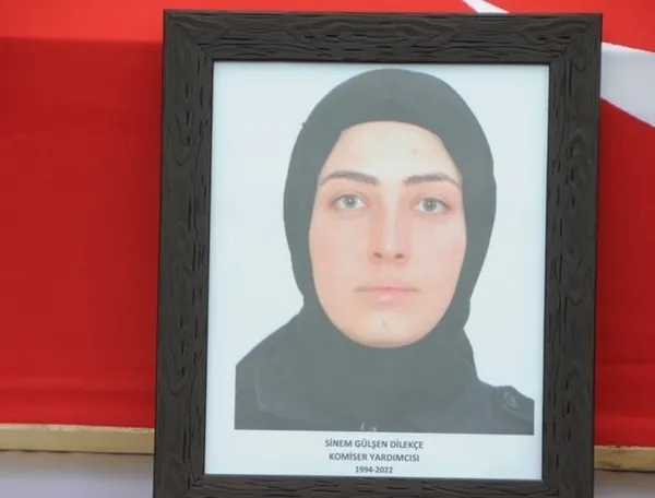 lunaparktaki-faciada-hayatini-kaybetmisti-polis-sinem-gulsen-dilekce-son-yolculuguna-ugurlandi-olayla-ilgili-3-1660135829564.jpg Lunaparktaki faciada hayatını kaybetmişti! Polis Sinem Gülşen Dilekçe son yolculuğuna uğurlandı | Olayla ilgili 3 kişi gözaltına alındı - 4