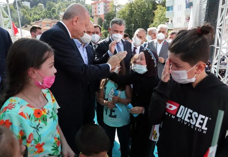 Başkan Recep Tayyip Erdoğan'a Rize'de sevgi seli! Çocuklardan 'Tayyip Dede' sloganları